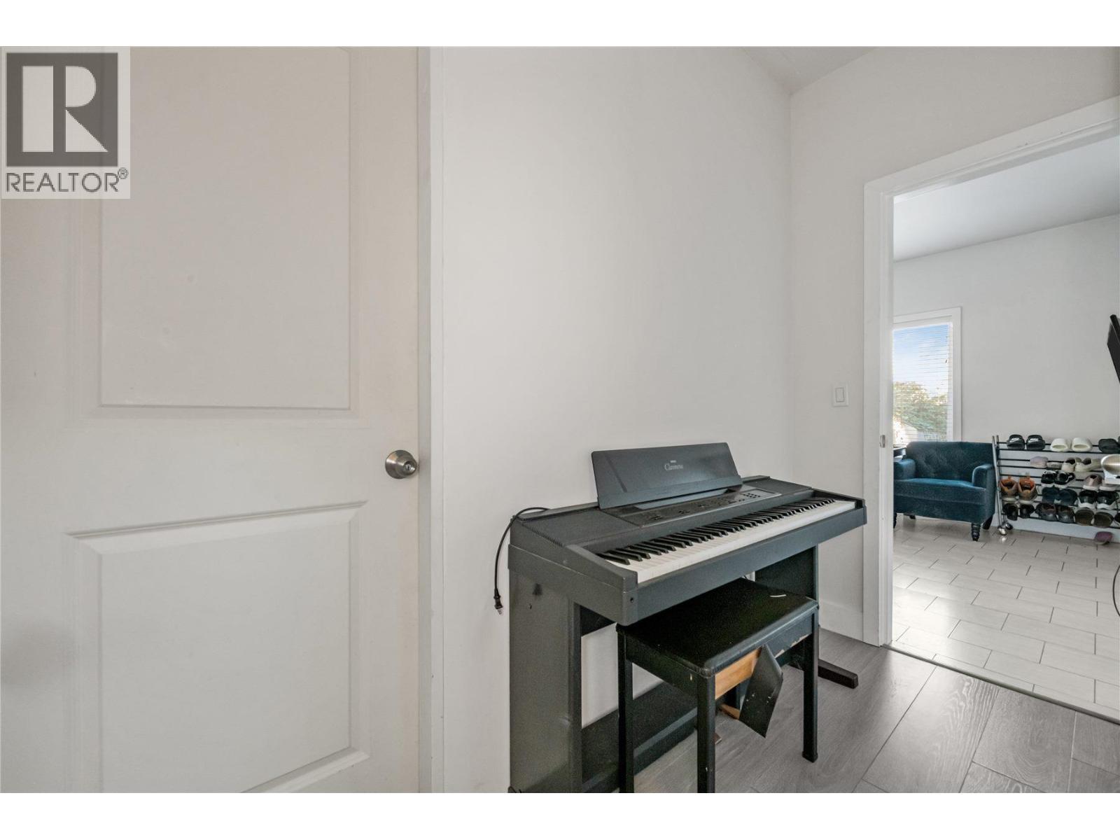 5461 Manor Street, Burnaby, BC - Indoor Photo Showing Other Room