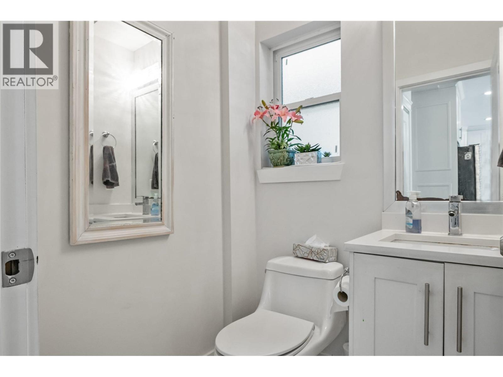 5461 Manor Street, Burnaby, BC - Indoor Photo Showing Bathroom