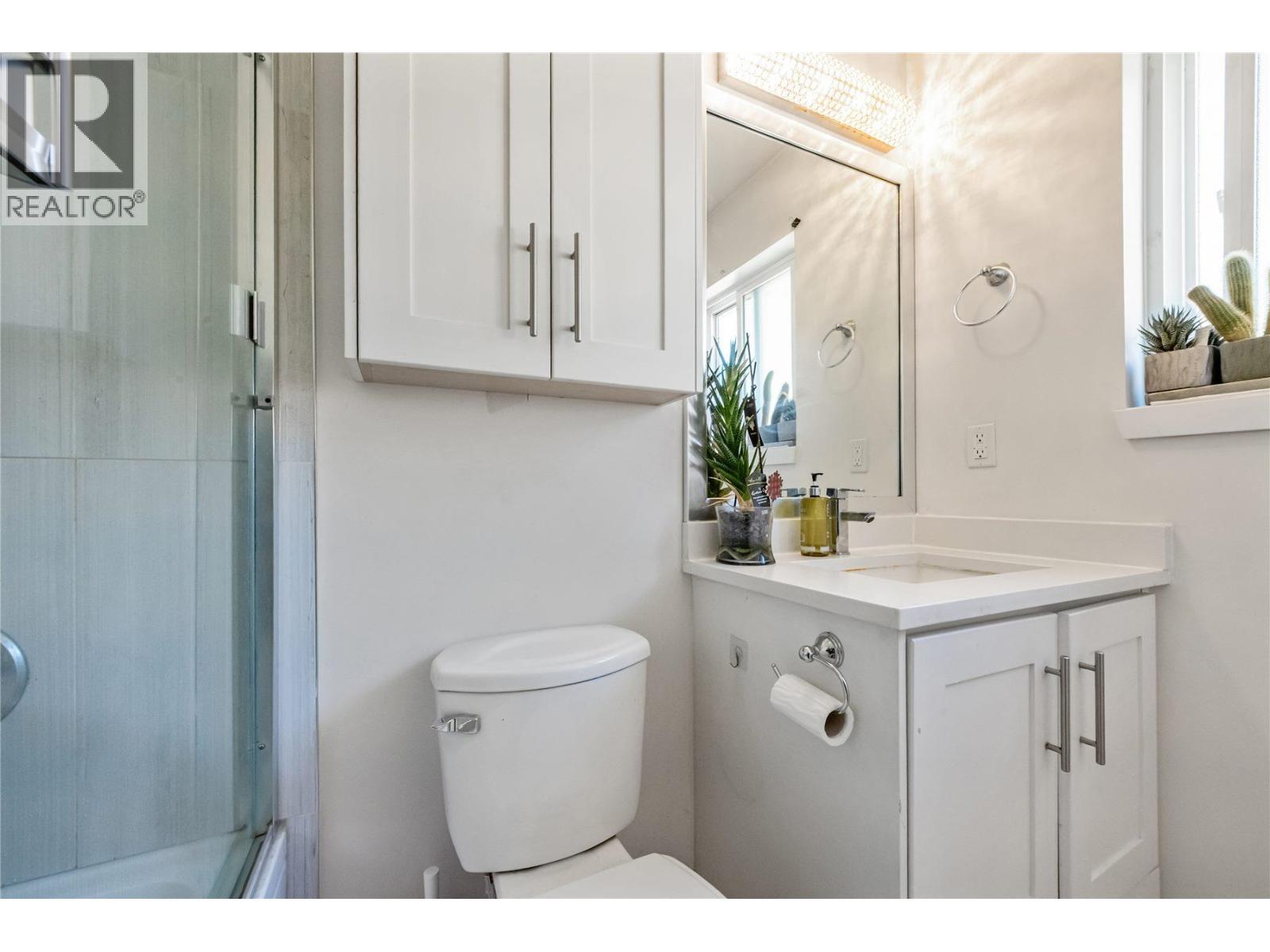 5461 Manor Street, Burnaby, BC - Indoor Photo Showing Bathroom