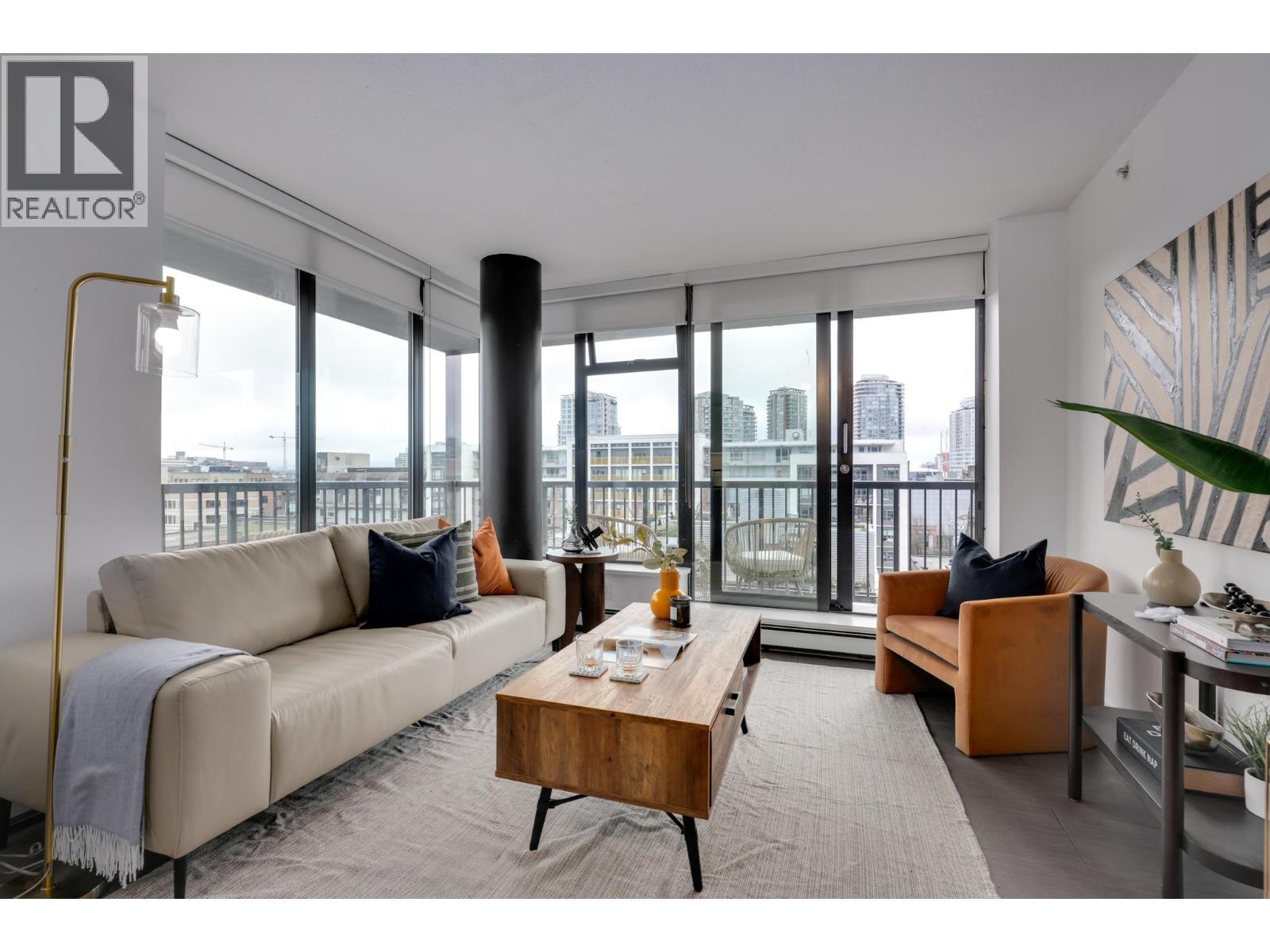 1102 66 W Cordova Street, Vancouver, BC - Indoor Photo Showing Living Room