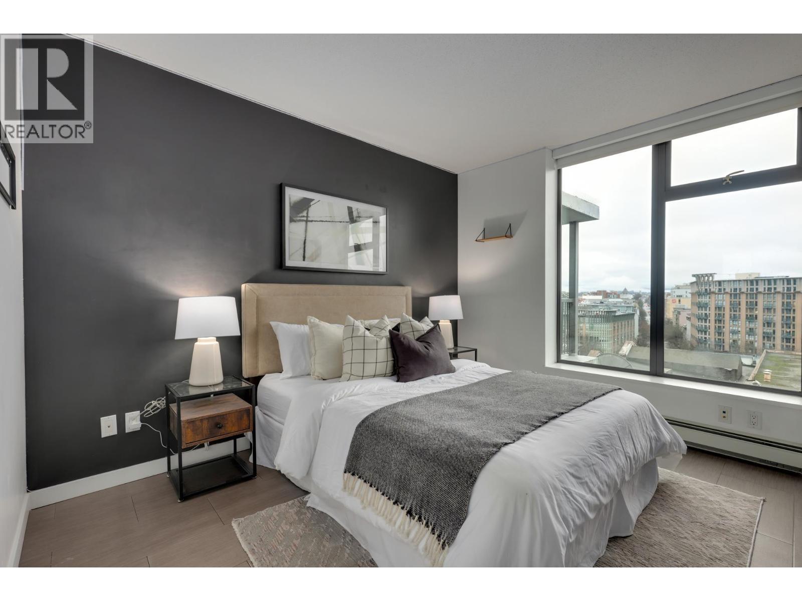 1102 66 W Cordova Street, Vancouver, BC - Indoor Photo Showing Bedroom