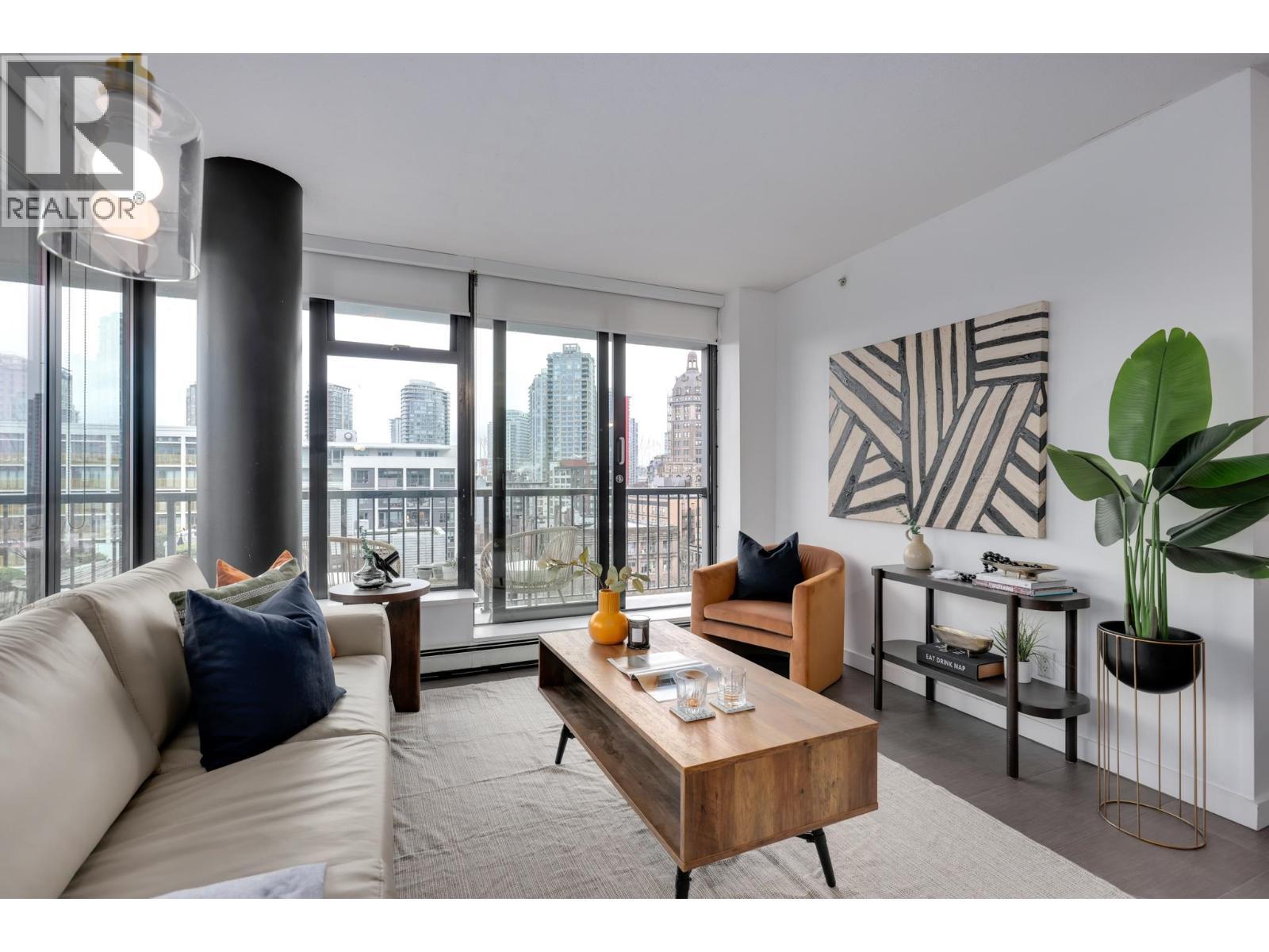 1102 66 W Cordova Street, Vancouver, BC - Indoor Photo Showing Living Room