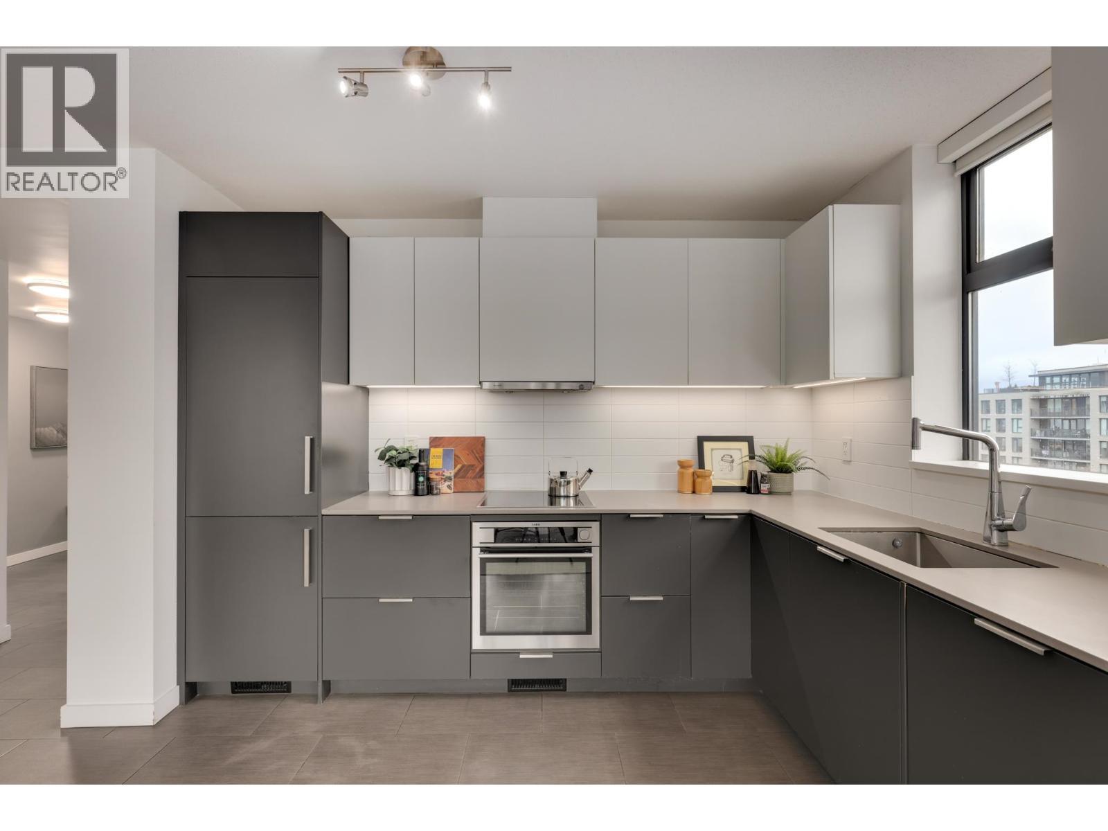 1102 66 W Cordova Street, Vancouver, BC - Indoor Photo Showing Kitchen With Upgraded Kitchen