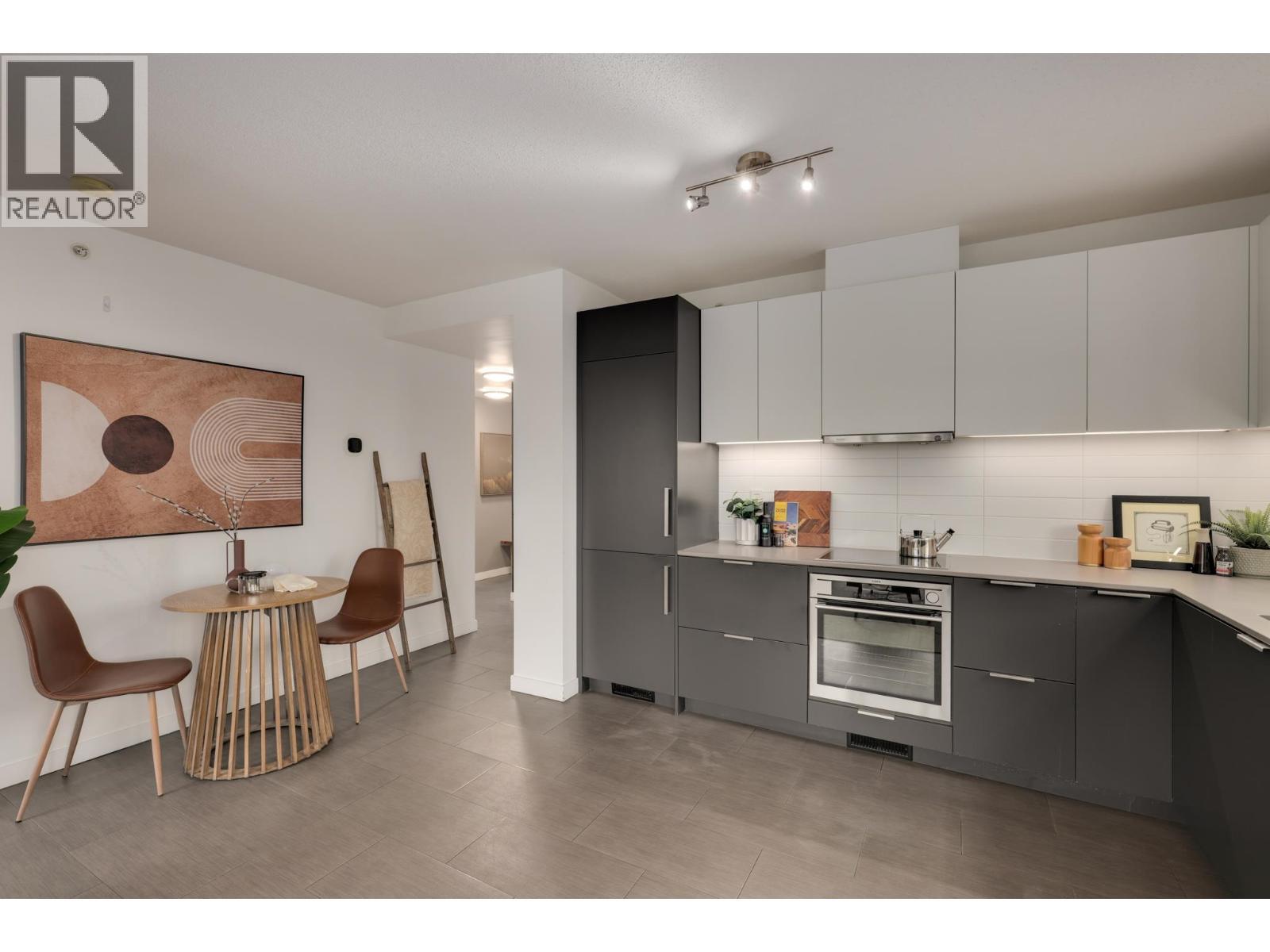 1102 66 W Cordova Street, Vancouver, BC - Indoor Photo Showing Kitchen With Upgraded Kitchen