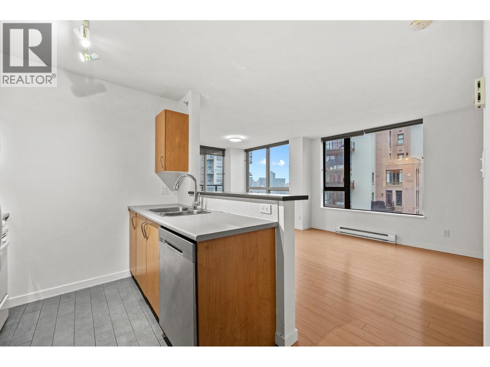 1804 1295 Richards Street, Vancouver, BC - Indoor Photo Showing Kitchen With Double Sink