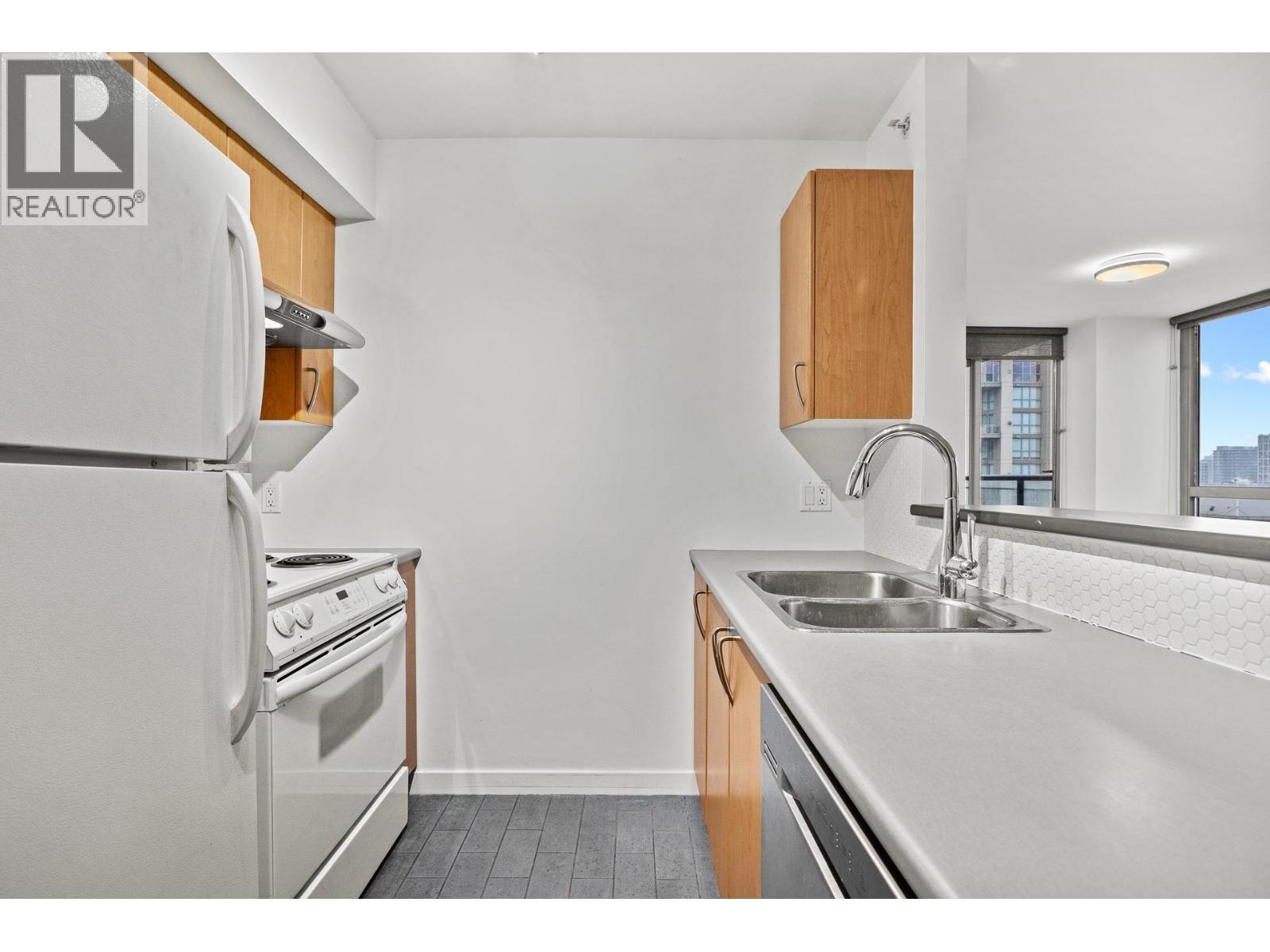 1804 1295 Richards Street, Vancouver, BC - Indoor Photo Showing Kitchen With Double Sink