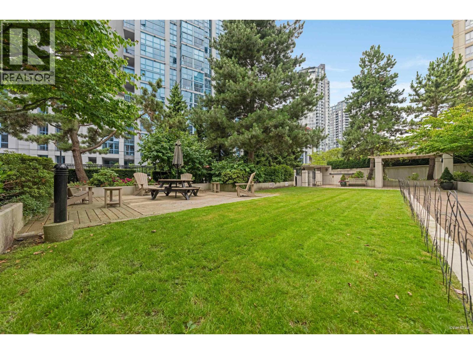 1804 1295 Richards Street, Vancouver, BC - Outdoor With Backyard