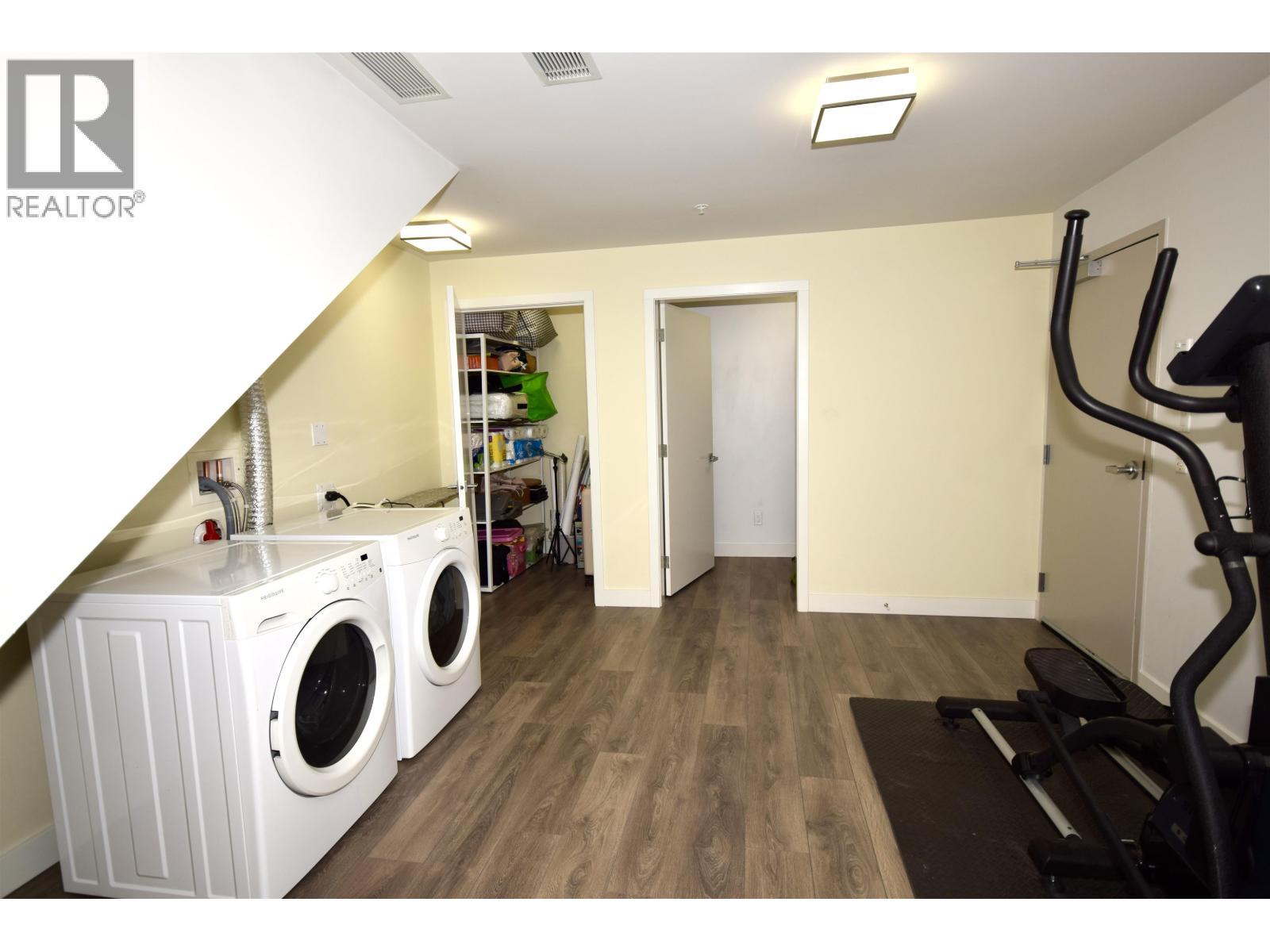 759 W 41St Avenue, Vancouver, BC - Indoor Photo Showing Laundry Room