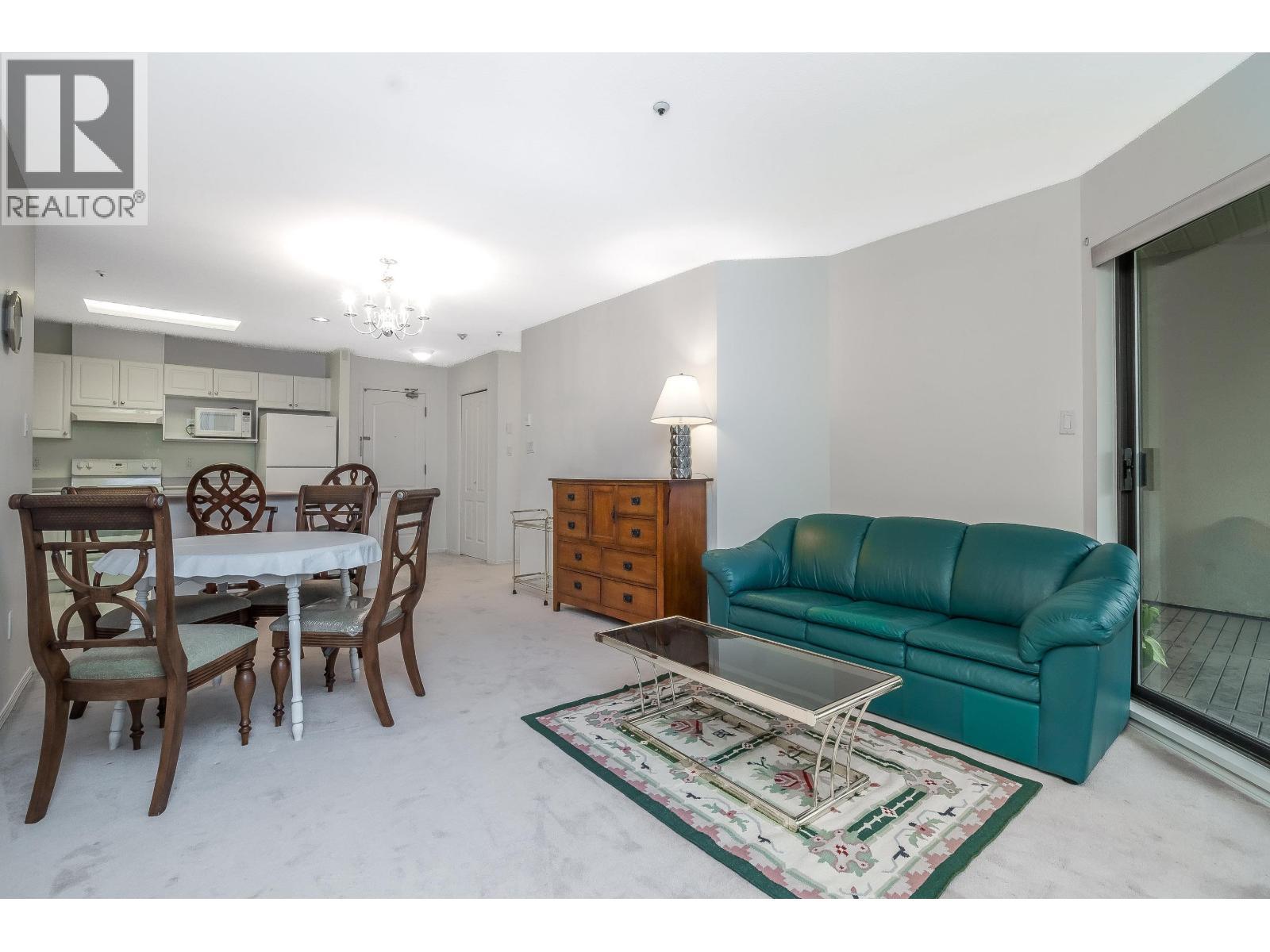 208 2968 Burlington Drive, Coquitlam, BC - Indoor Photo Showing Living Room