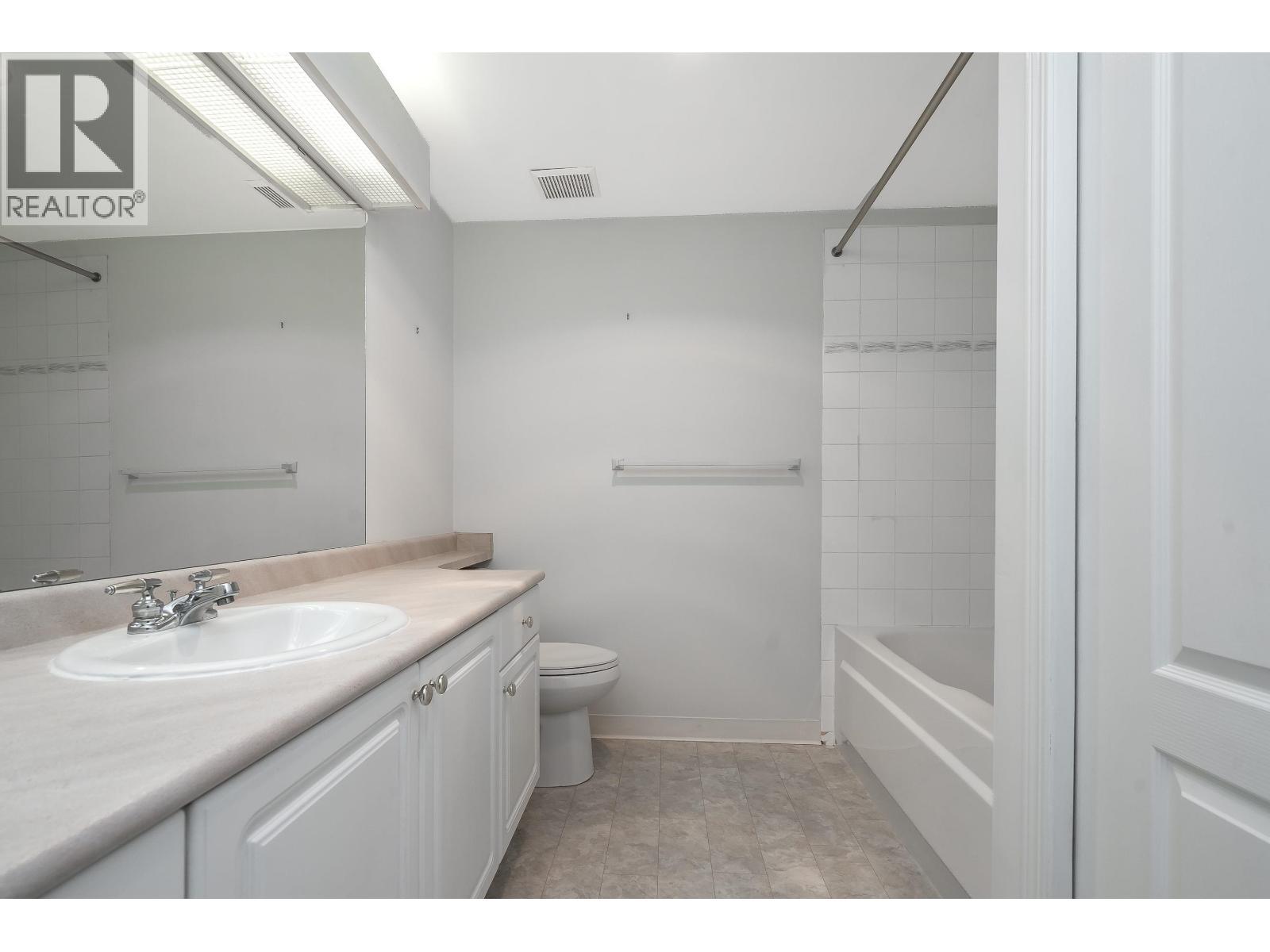 208 2968 Burlington Drive, Coquitlam, BC - Indoor Photo Showing Bathroom