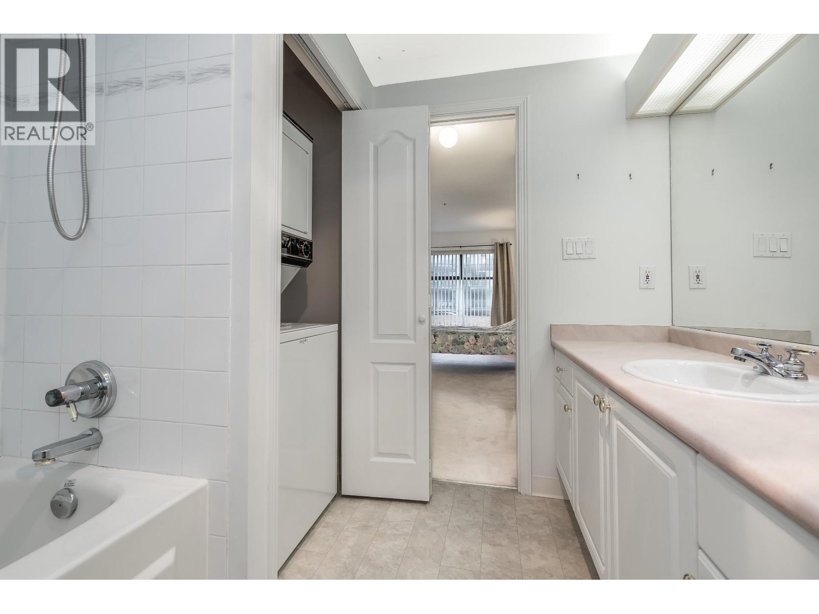208 2968 Burlington Drive, Coquitlam, BC - Indoor Photo Showing Bathroom