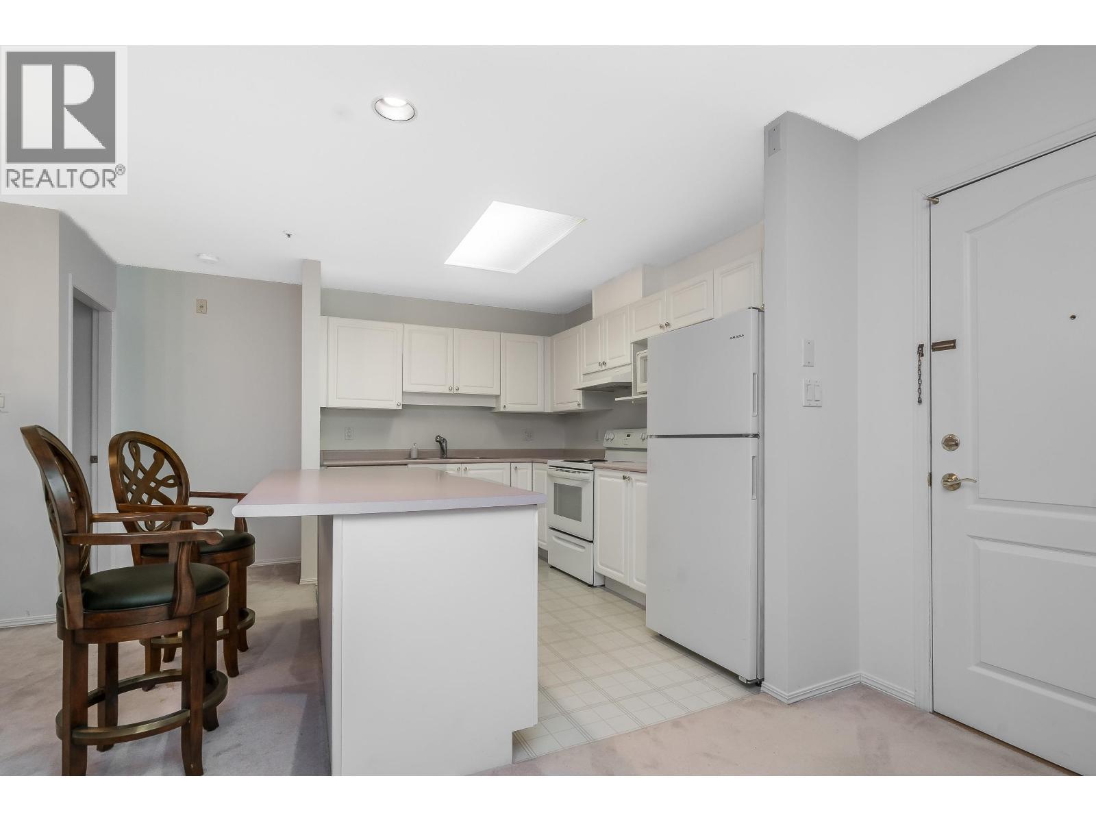 208 2968 Burlington Drive, Coquitlam, BC - Indoor Photo Showing Kitchen