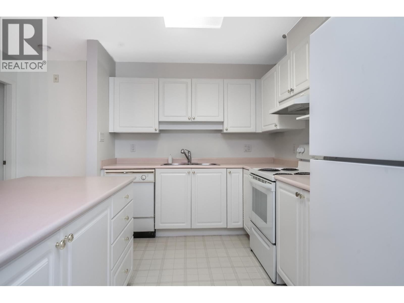 208 2968 Burlington Drive, Coquitlam, BC - Indoor Photo Showing Kitchen