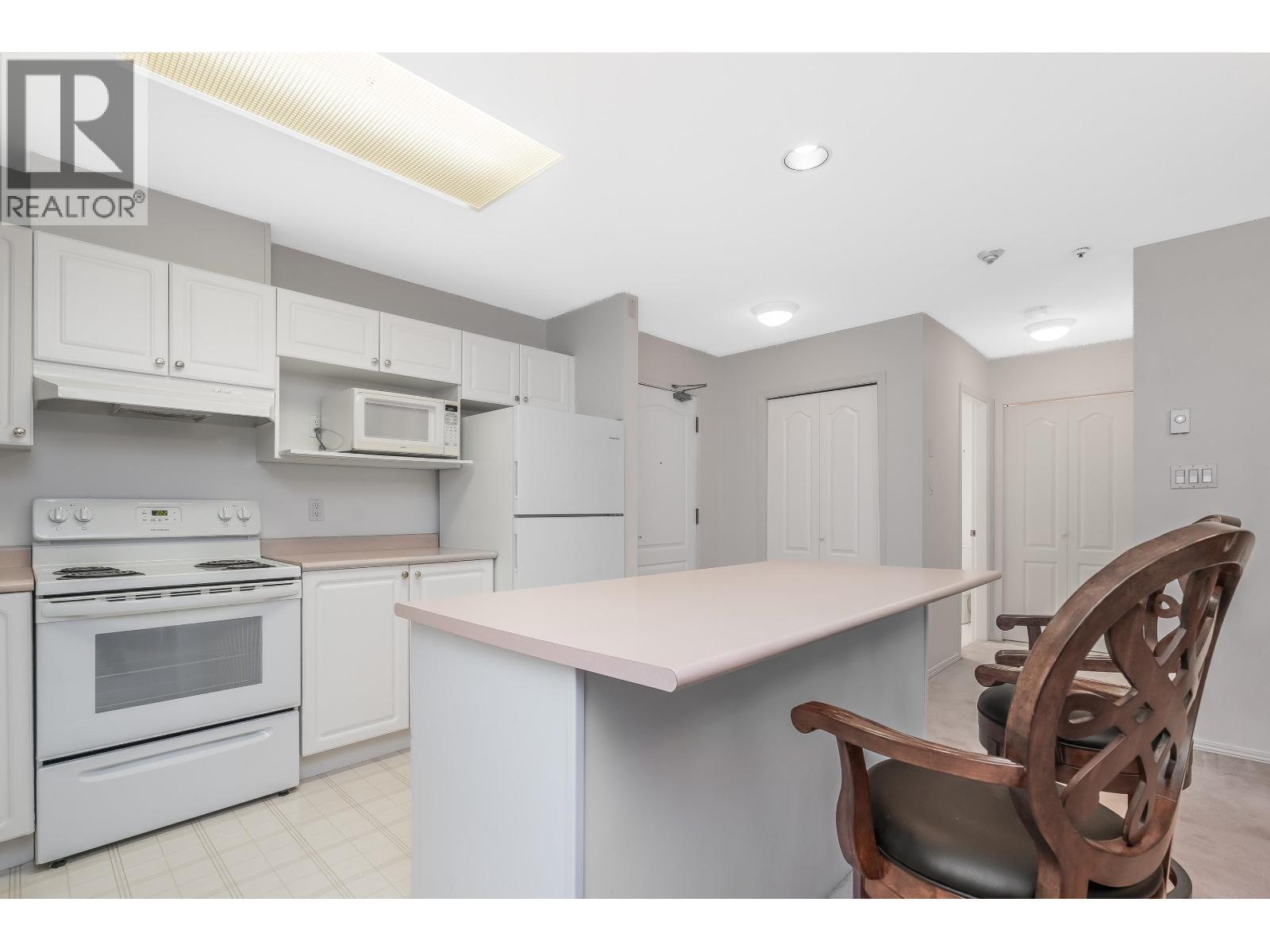 208 2968 Burlington Drive, Coquitlam, BC - Indoor Photo Showing Kitchen