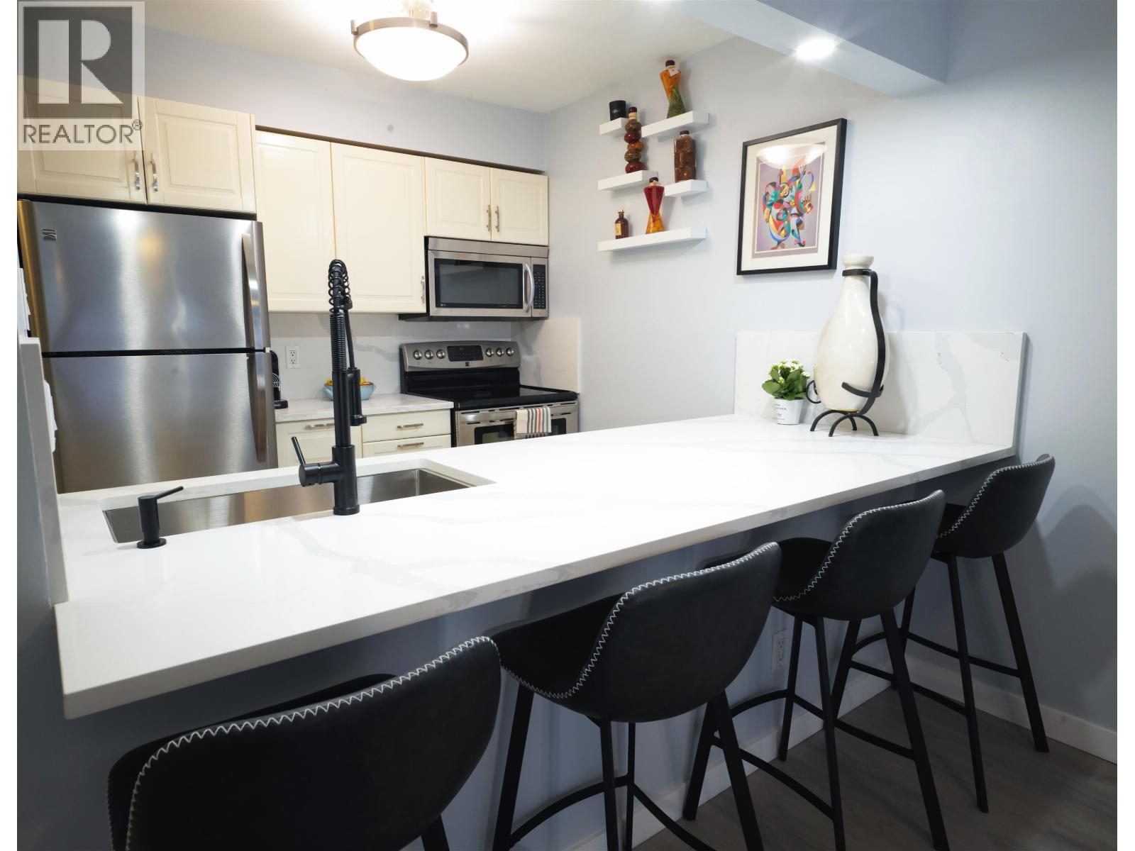 204 1550 Mariner Walk, Vancouver, BC - Indoor Photo Showing Kitchen