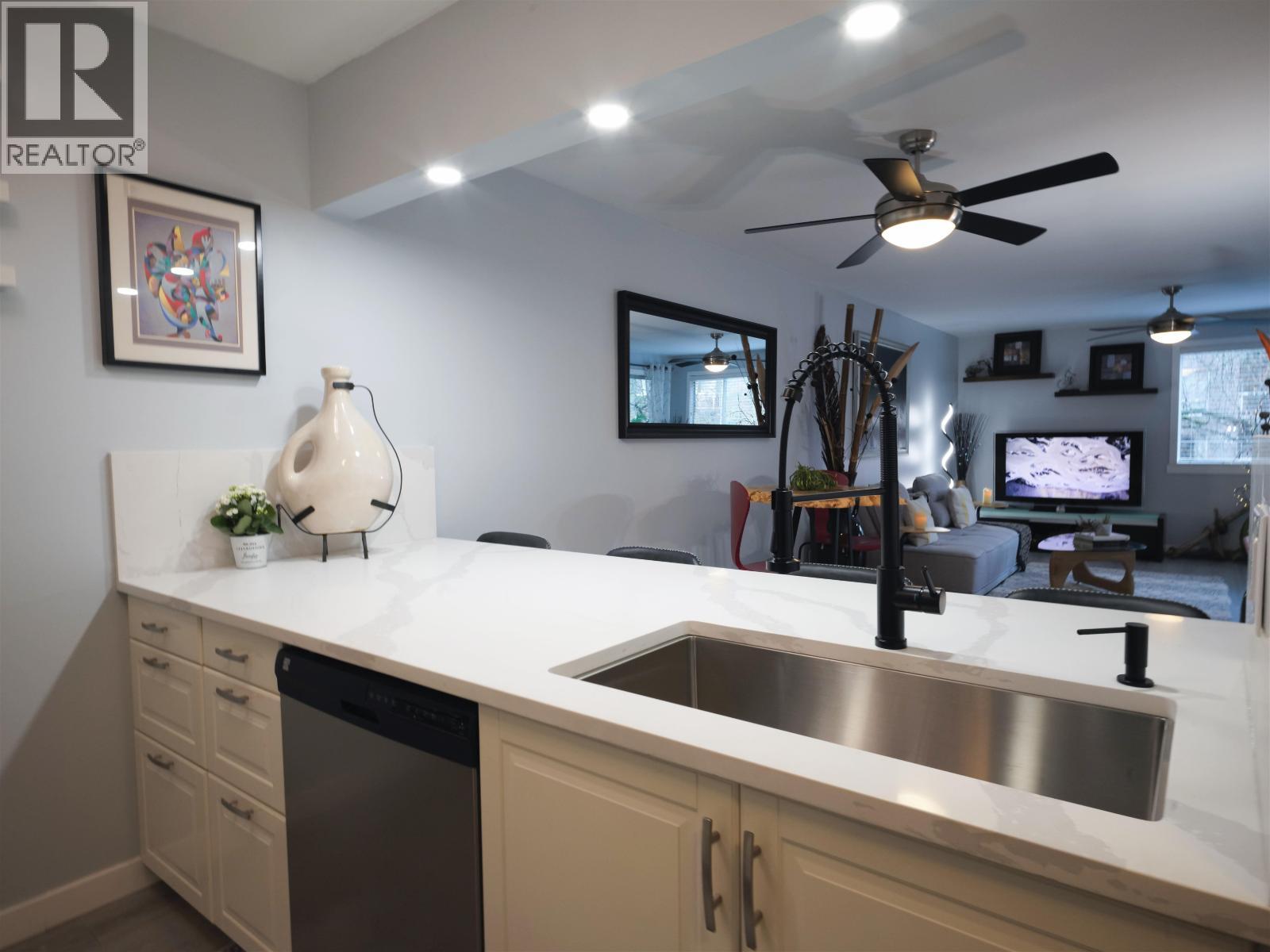 204 1550 Mariner Walk, Vancouver, BC - Indoor Photo Showing Kitchen