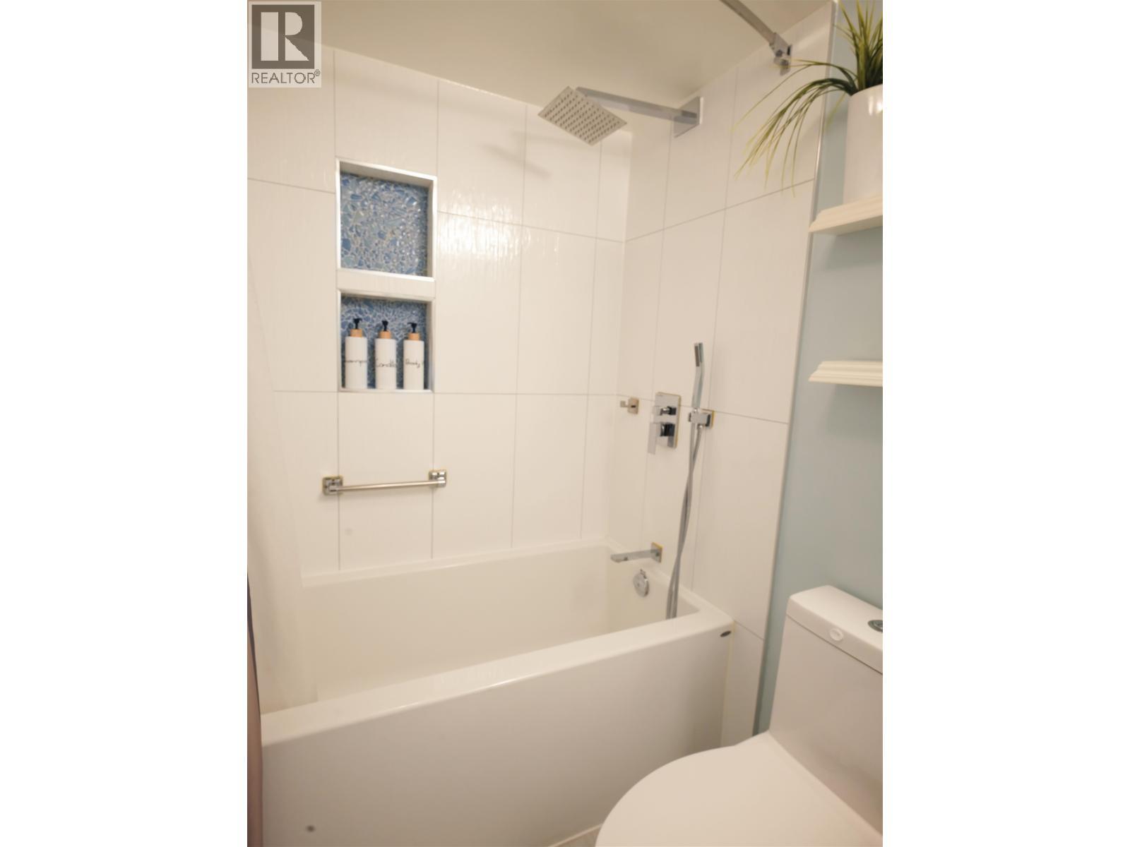 204 1550 Mariner Walk, Vancouver, BC - Indoor Photo Showing Bathroom