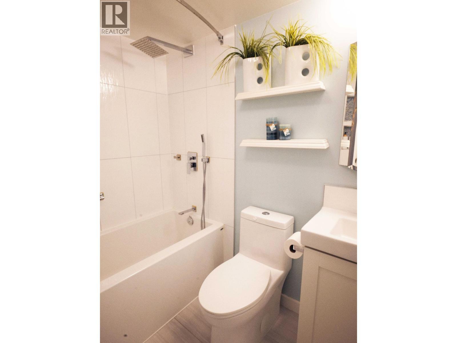 204 1550 Mariner Walk, Vancouver, BC - Indoor Photo Showing Bathroom