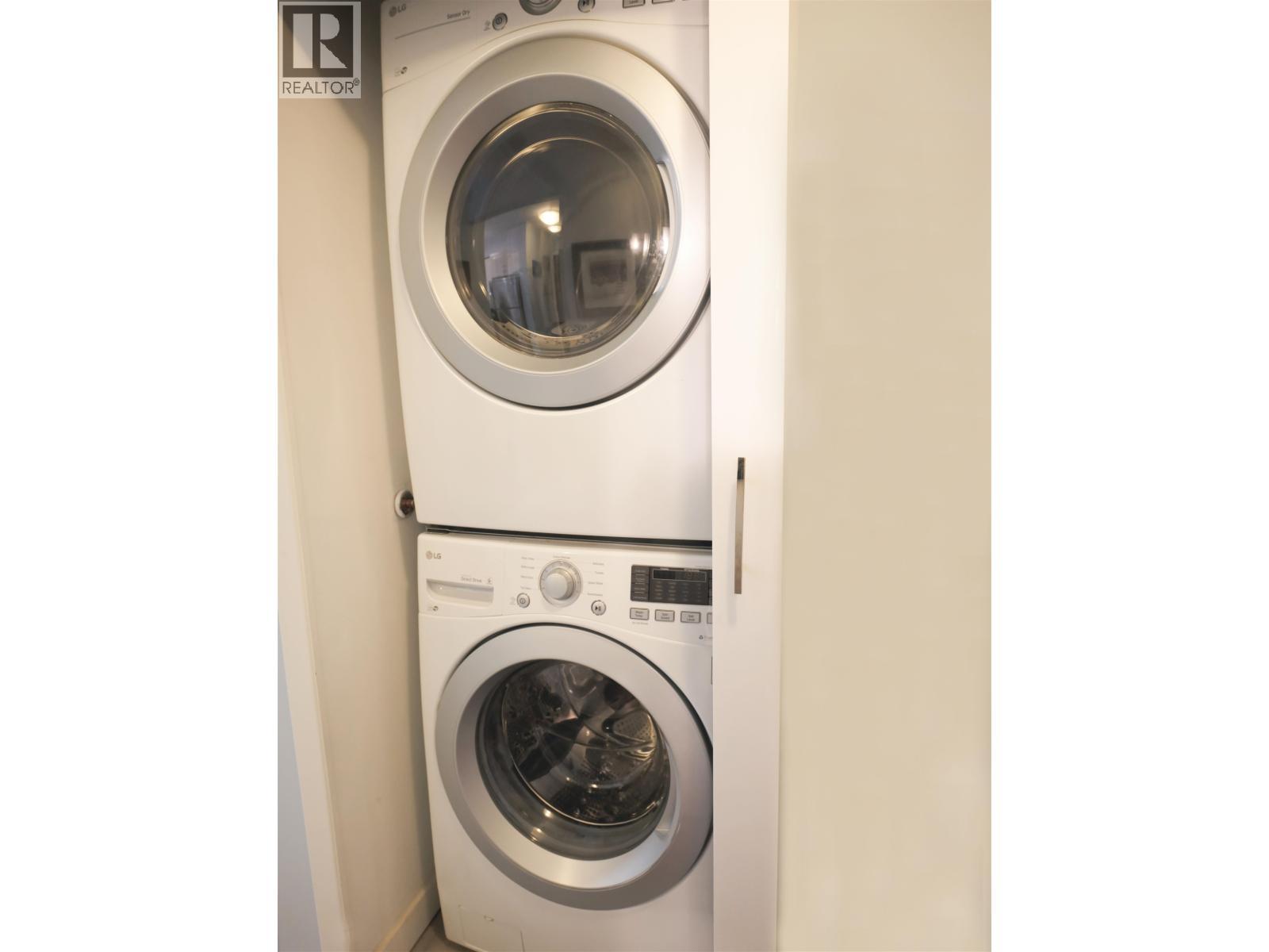 204 1550 Mariner Walk, Vancouver, BC - Indoor Photo Showing Laundry Room