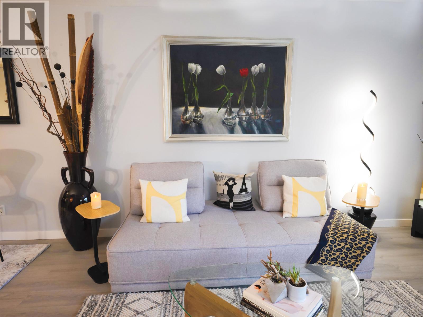 204 1550 Mariner Walk, Vancouver, BC - Indoor Photo Showing Living Room