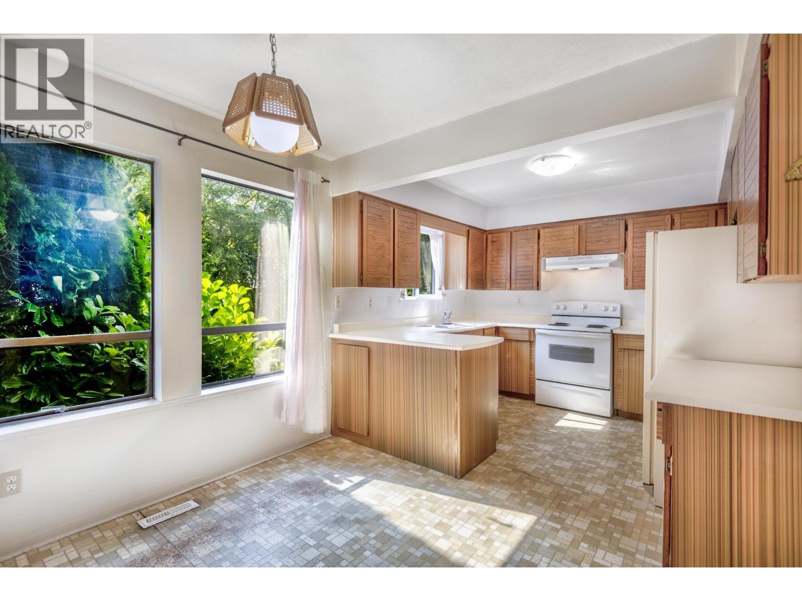 5202 Hollywood Drive, Richmond, BC - Indoor Photo Showing Kitchen
