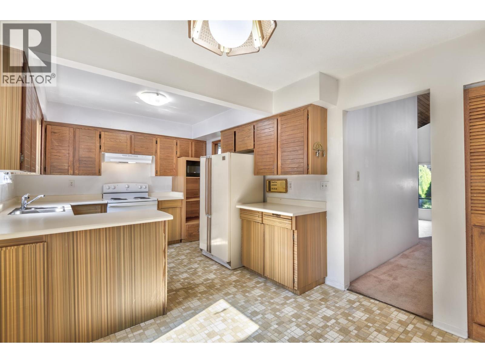 5202 Hollywood Drive, Richmond, BC - Indoor Photo Showing Kitchen With Double Sink