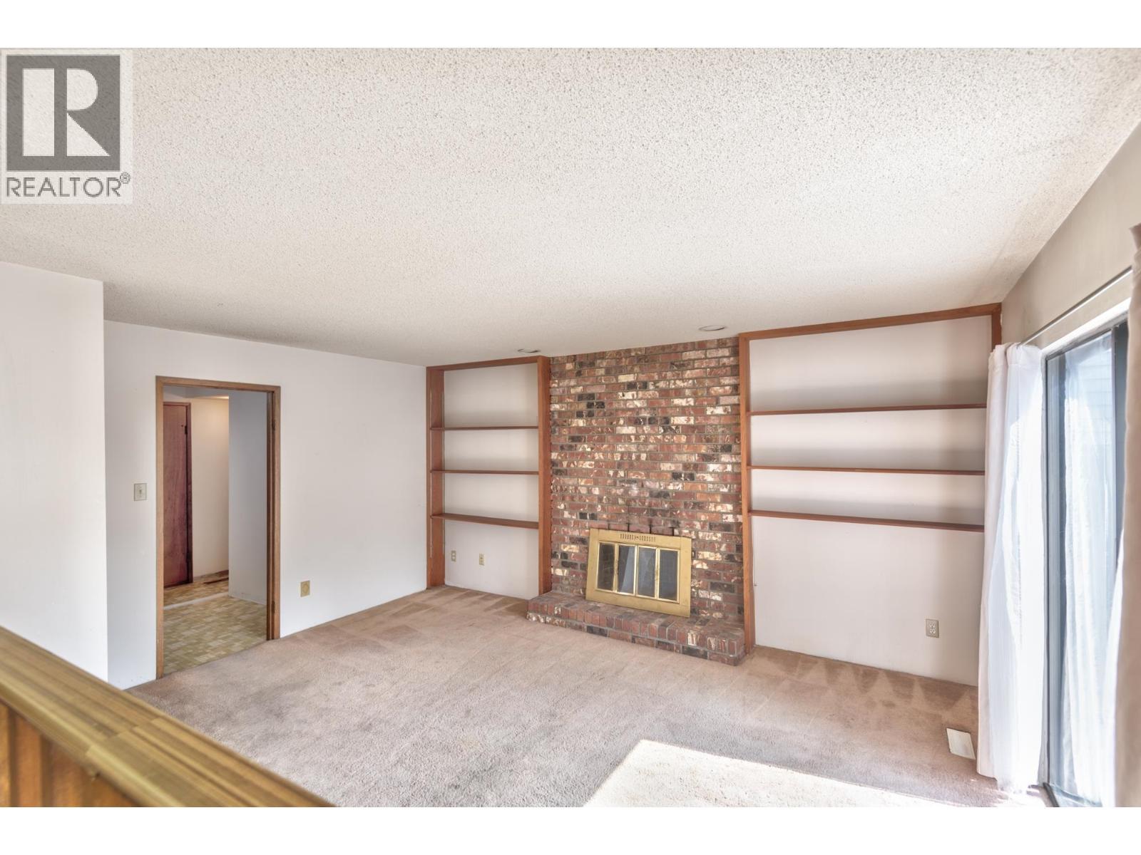 5202 Hollywood Drive, Richmond, BC - Indoor Photo Showing Other Room With Fireplace