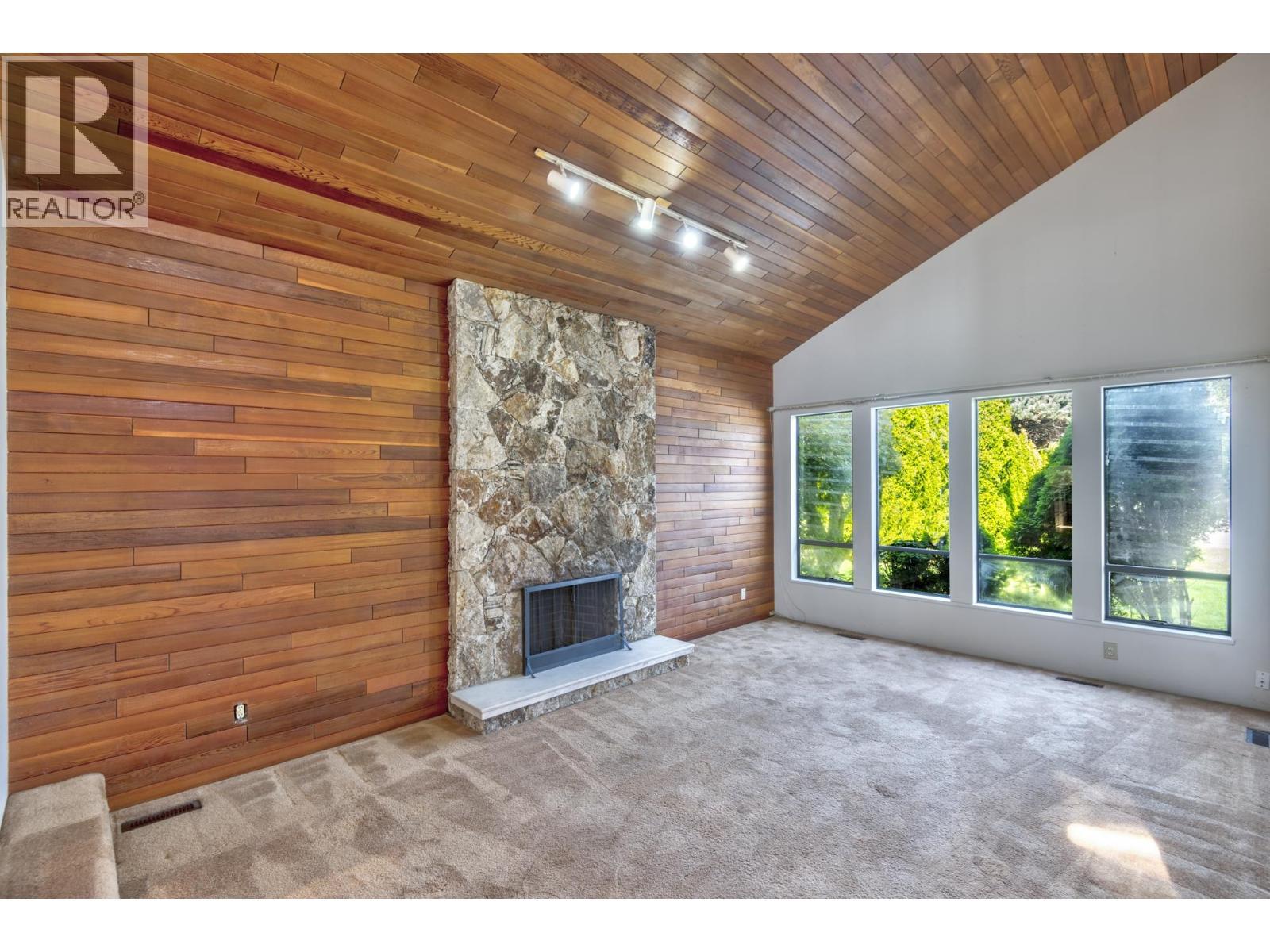 5202 Hollywood Drive, Richmond, BC - Indoor With Fireplace