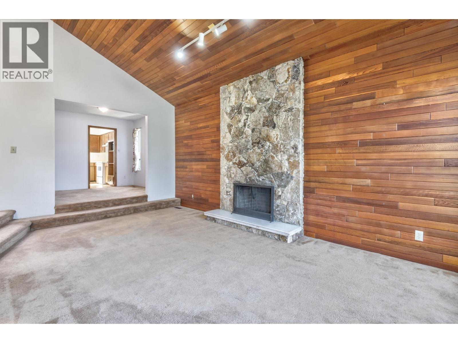 5202 Hollywood Drive, Richmond, BC - Indoor With Fireplace