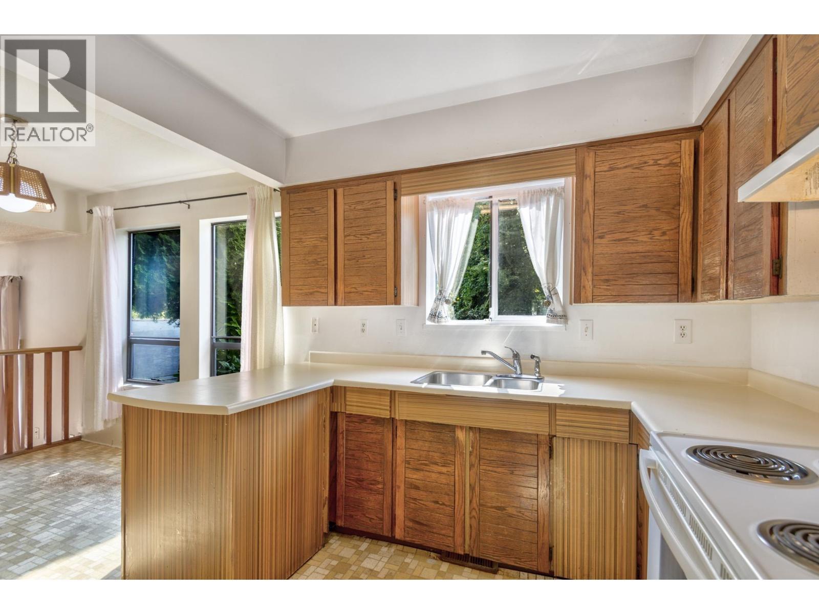 5202 Hollywood Drive, Richmond, BC - Indoor Photo Showing Kitchen With Double Sink