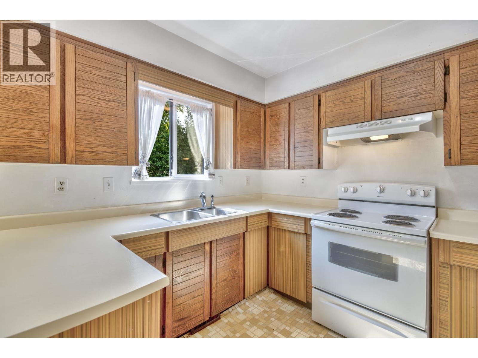 5202 Hollywood Drive, Richmond, BC - Indoor Photo Showing Kitchen With Double Sink