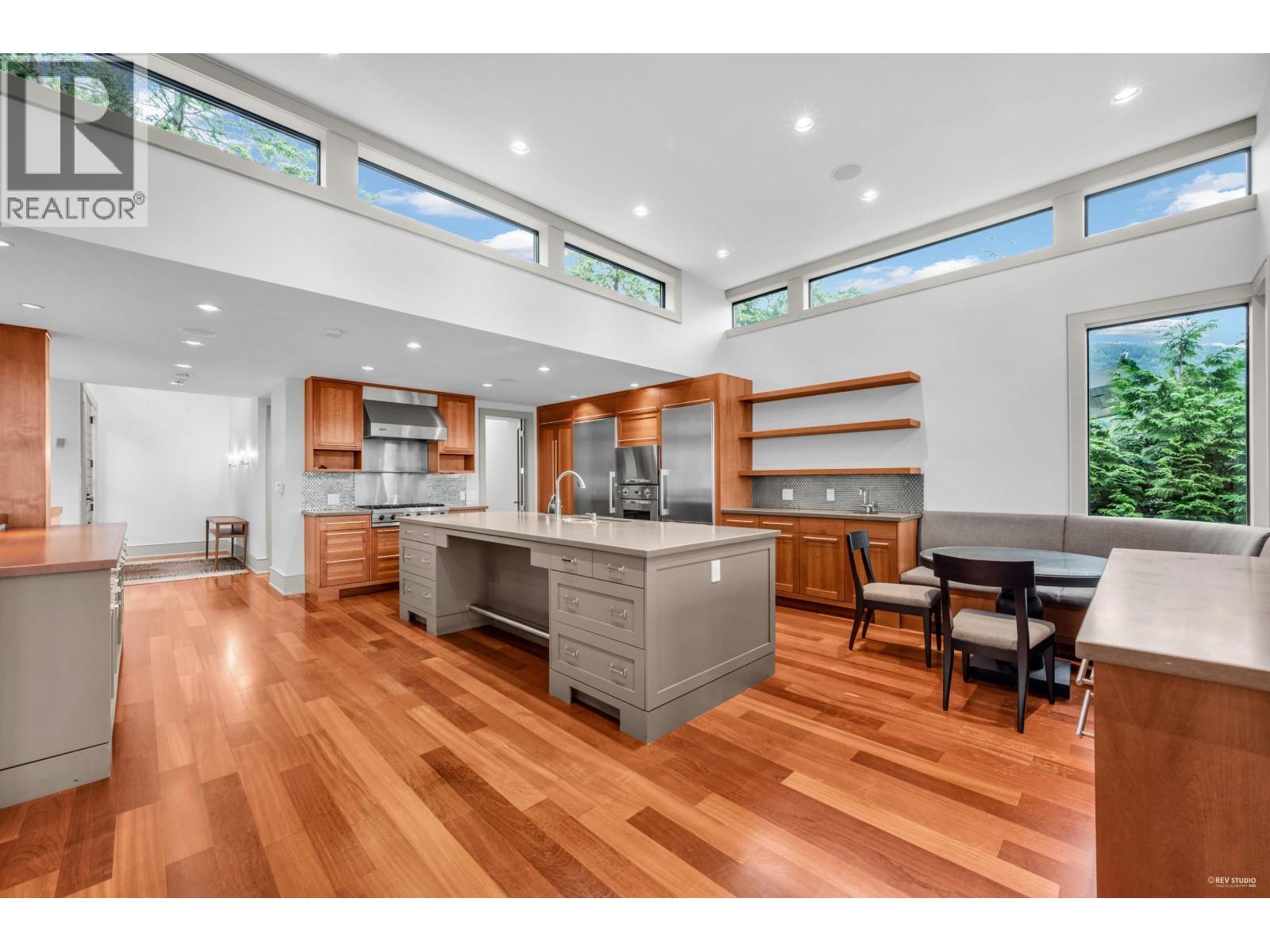 3570 Creery Avenue, West Vancouver, BC - Indoor Photo Showing Kitchen