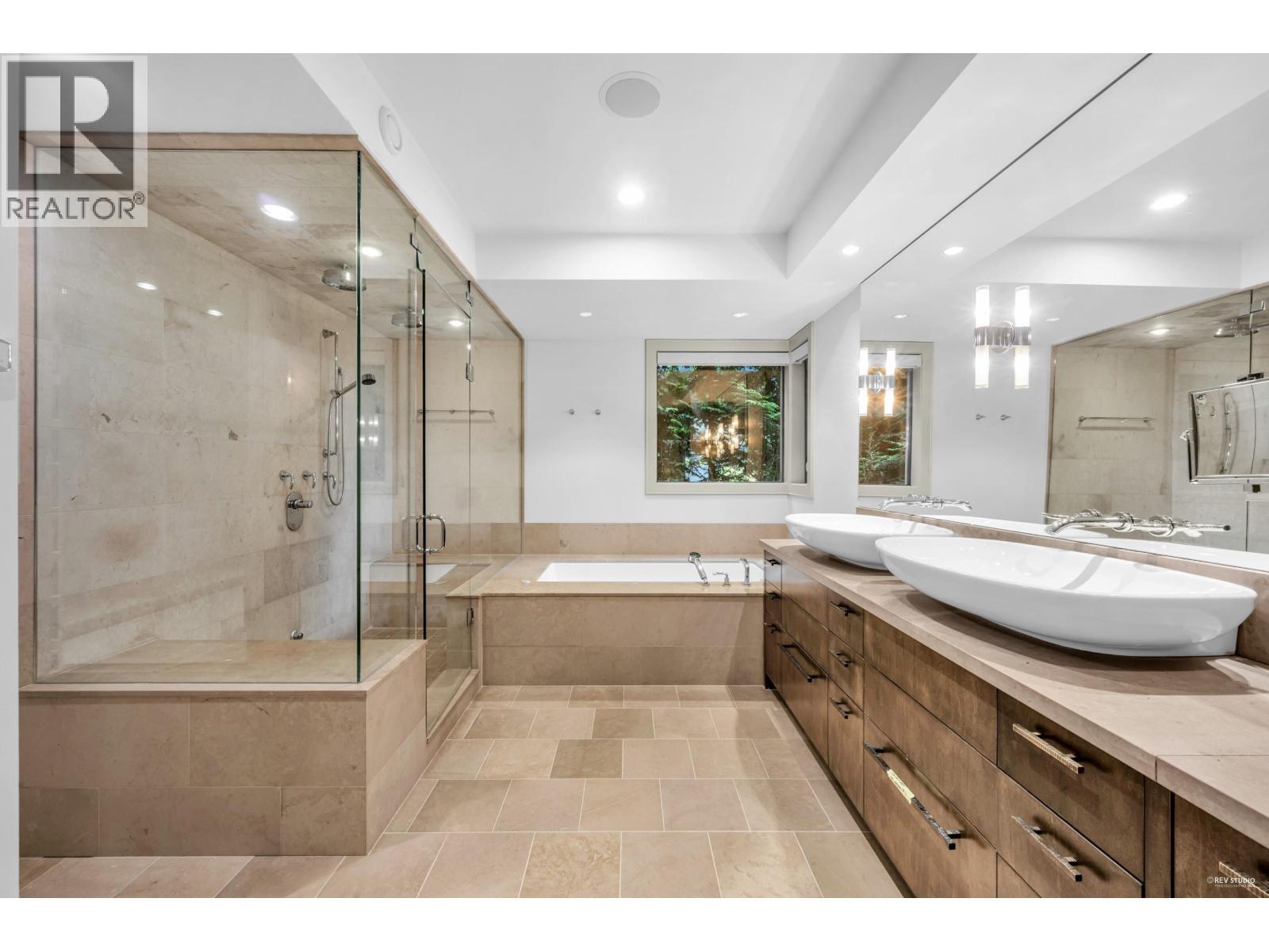 3570 Creery Avenue, West Vancouver, BC - Indoor Photo Showing Bathroom
