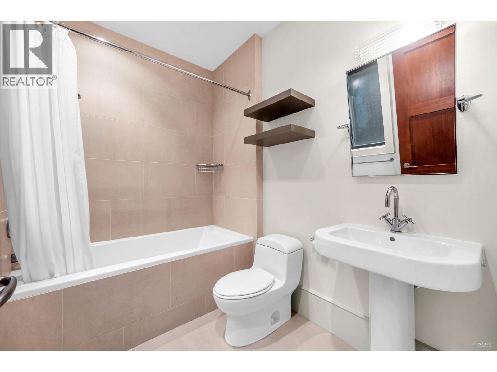 3570 Creery Avenue, West Vancouver, BC - Indoor Photo Showing Bathroom