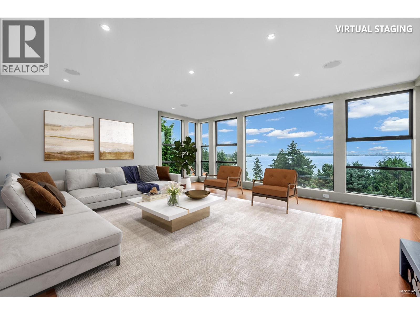 3570 Creery Avenue, West Vancouver, BC - Indoor Photo Showing Living Room