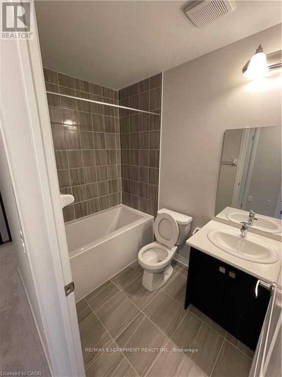 507 - 585 Colborne Street E, Brantford, ON - Indoor Photo Showing Bathroom