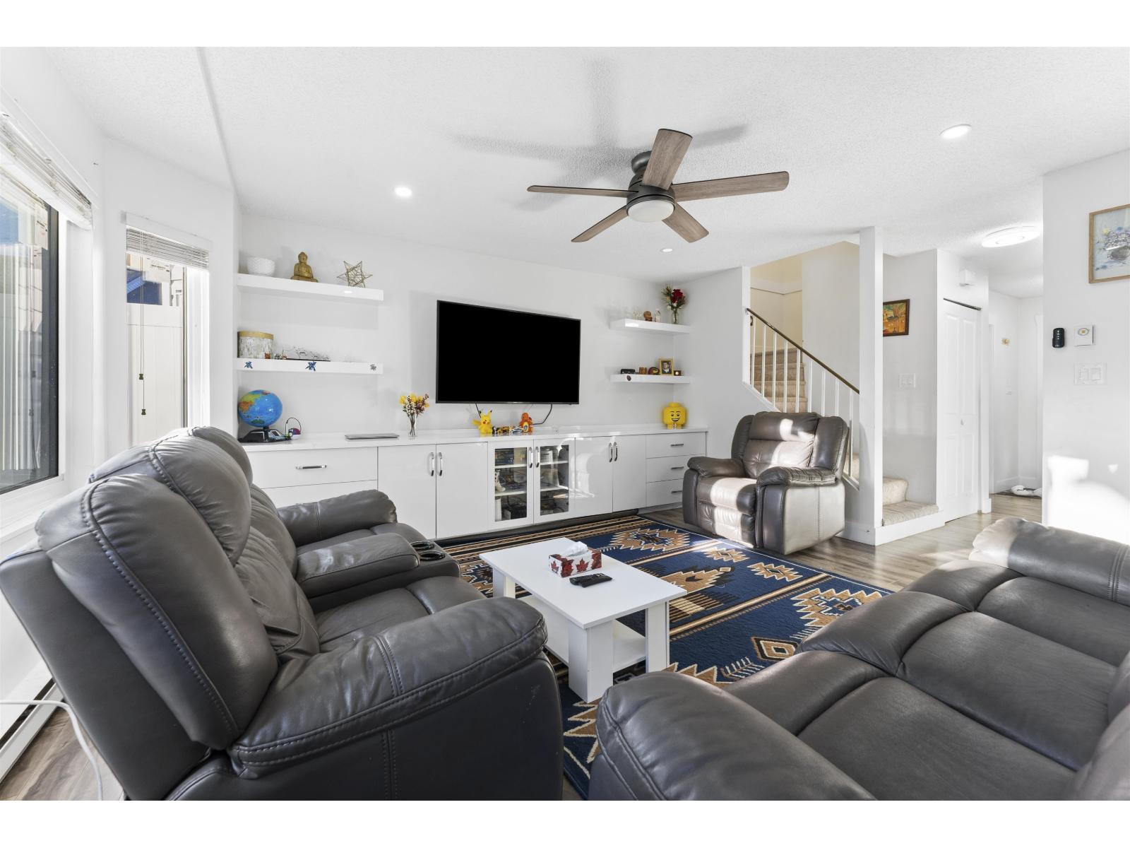 164 7261 140 Street, Surrey, BC - Indoor Photo Showing Living Room