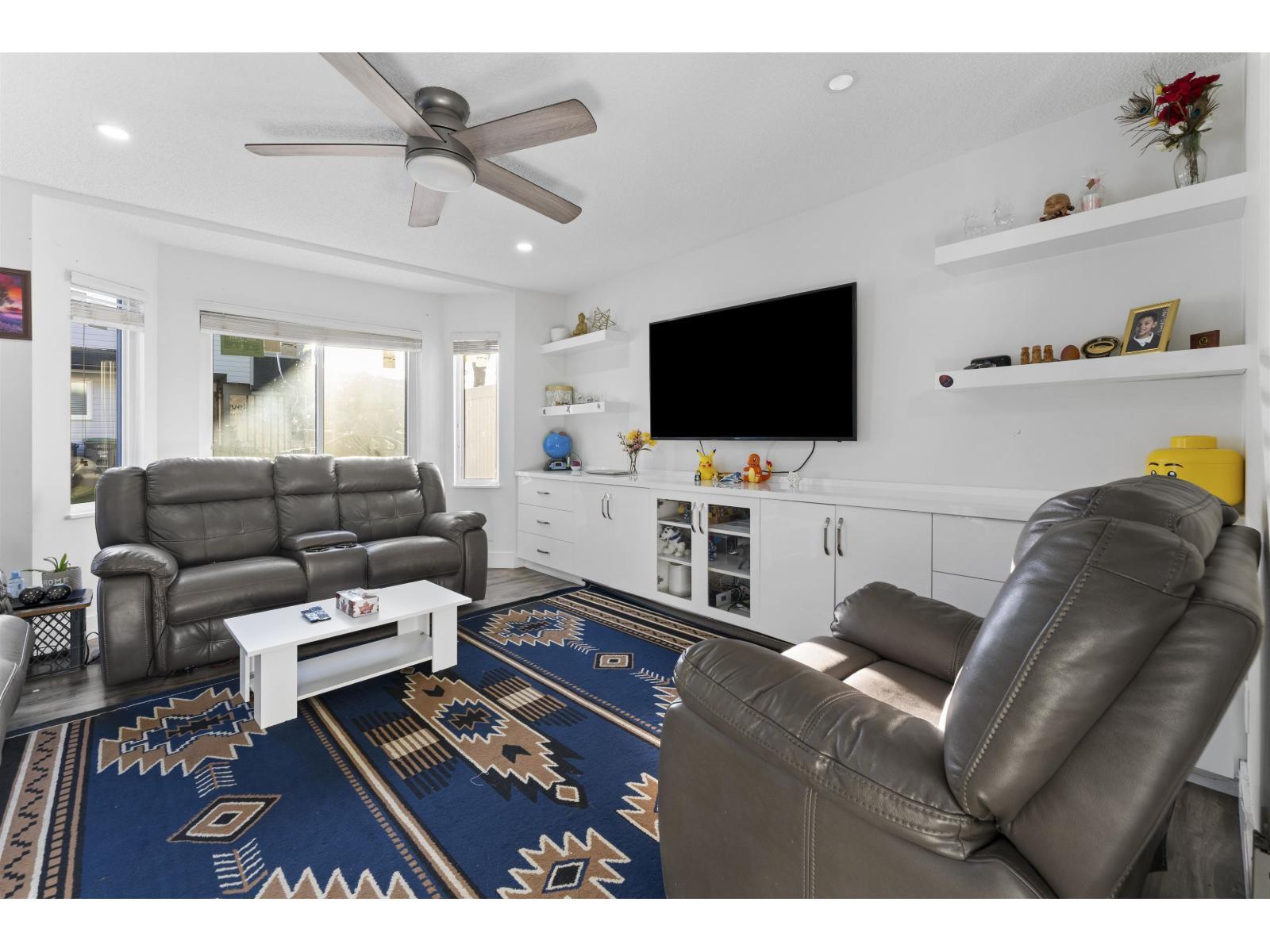 164 7261 140 Street, Surrey, BC - Indoor Photo Showing Living Room