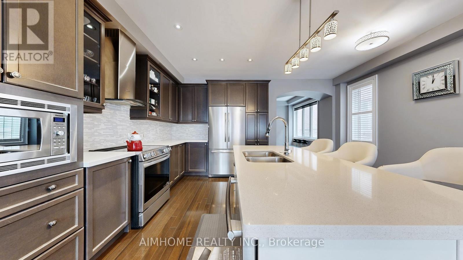 18 Bristlewood Crescent, Vaughan, ON - Indoor Photo Showing Kitchen With Double Sink With Upgraded Kitchen