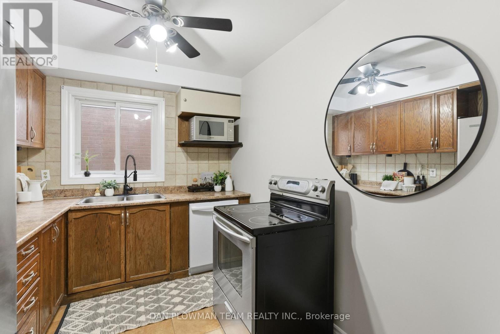 312 Sheffield Court, Oshawa, ON - Indoor Photo Showing Kitchen With Double Sink