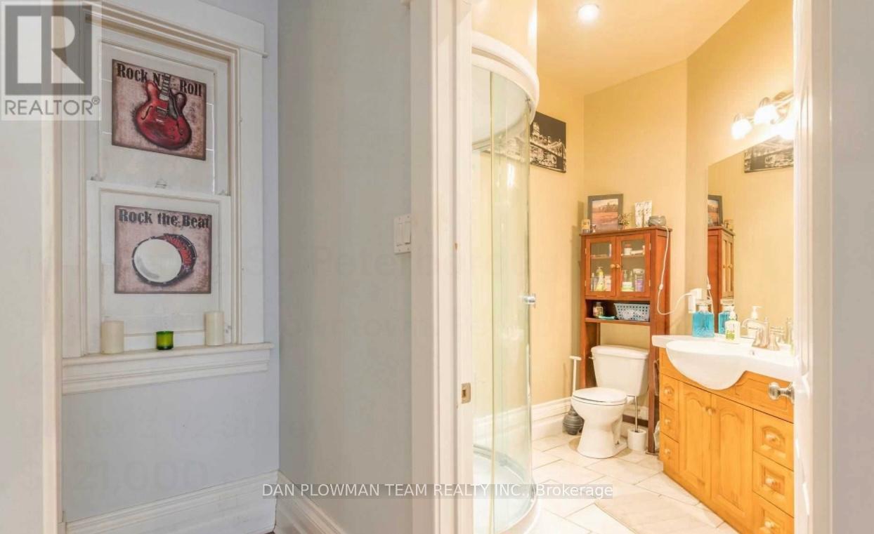 16 Inverlea Street, Peterborough, ON - Indoor Photo Showing Bathroom