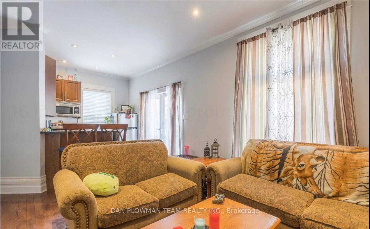 16 Inverlea Street, Peterborough, ON - Indoor Photo Showing Living Room