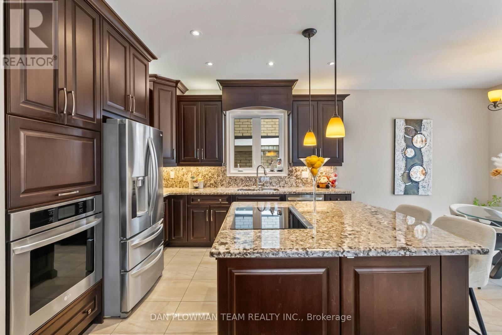 3 Serene Court, Whitby, ON - Indoor Photo Showing Kitchen With Upgraded Kitchen