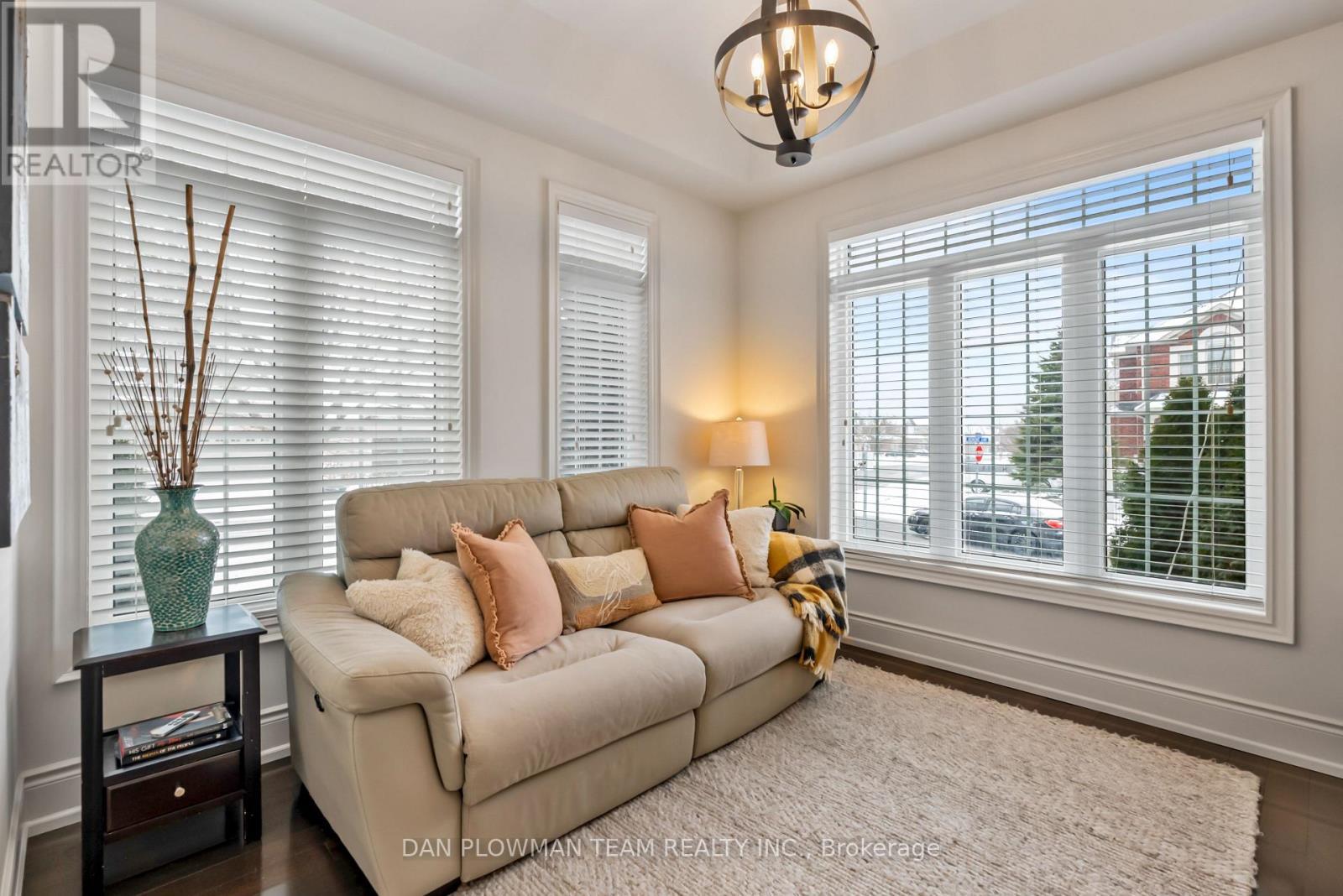 3 Serene Court, Whitby, ON - Indoor Photo Showing Living Room