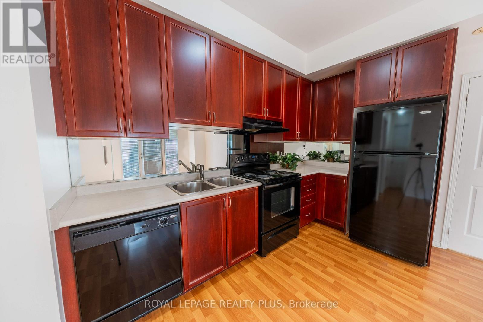 5 - 3015 Destination Drive, Mississauga, ON - Indoor Photo Showing Kitchen With Double Sink