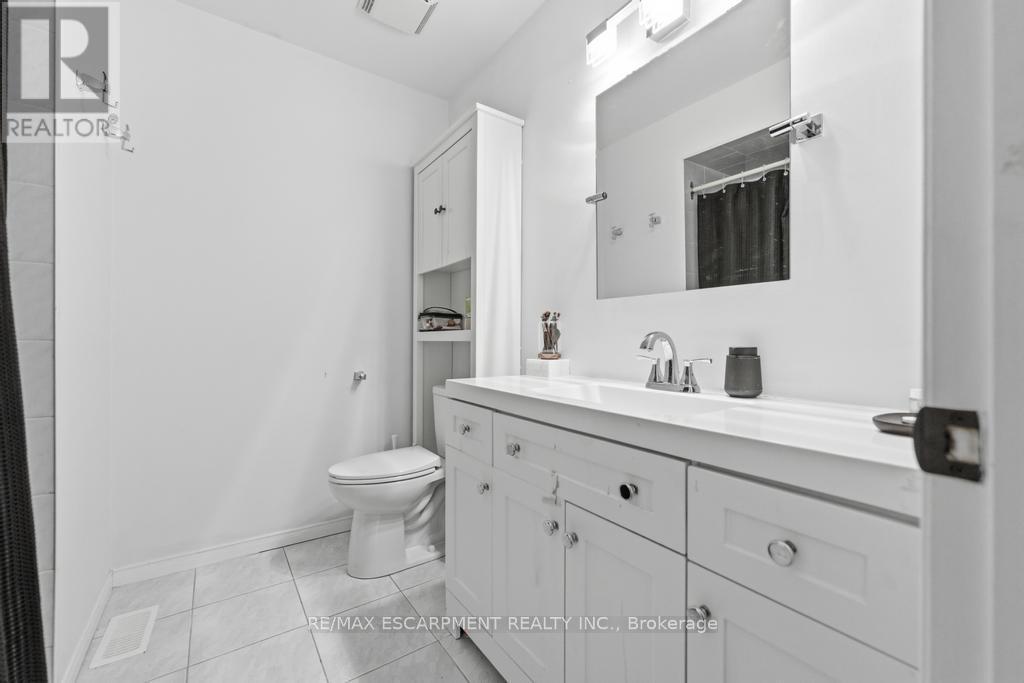 11 Glenhollow Drive, Hamilton, ON - Indoor Photo Showing Bathroom