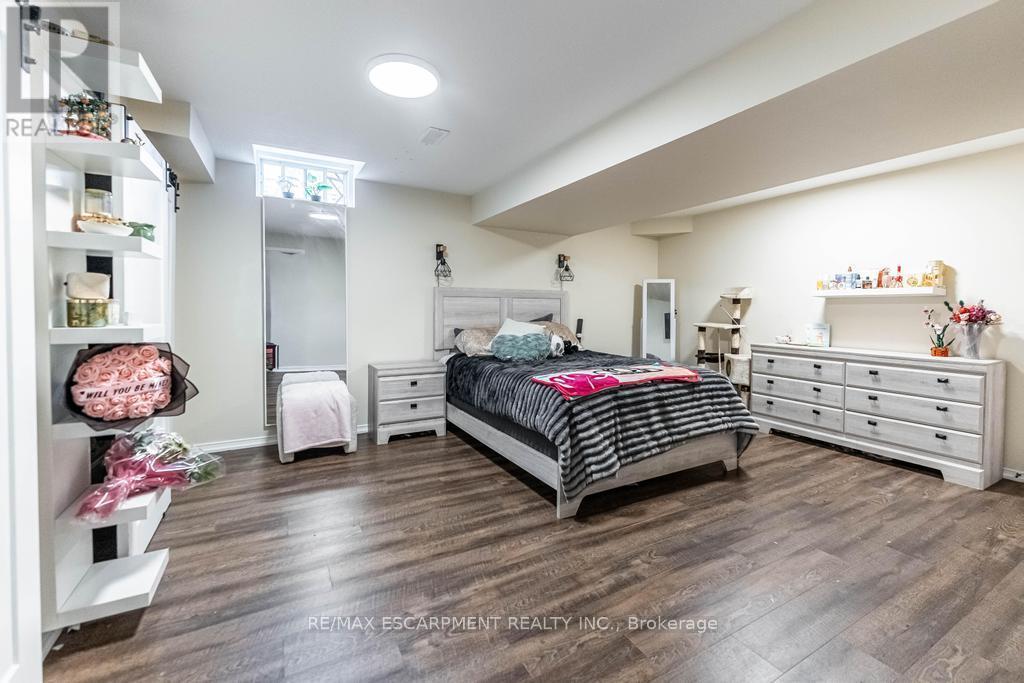 11 Glenhollow Drive, Hamilton, ON - Indoor Photo Showing Bedroom
