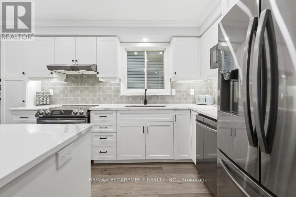 11 Glenhollow Drive, Hamilton, ON - Indoor Photo Showing Kitchen With Upgraded Kitchen