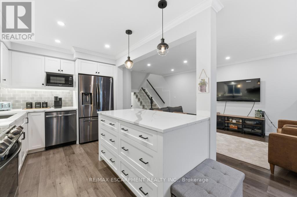 11 Glenhollow Drive, Hamilton, ON - Indoor Photo Showing Kitchen With Upgraded Kitchen