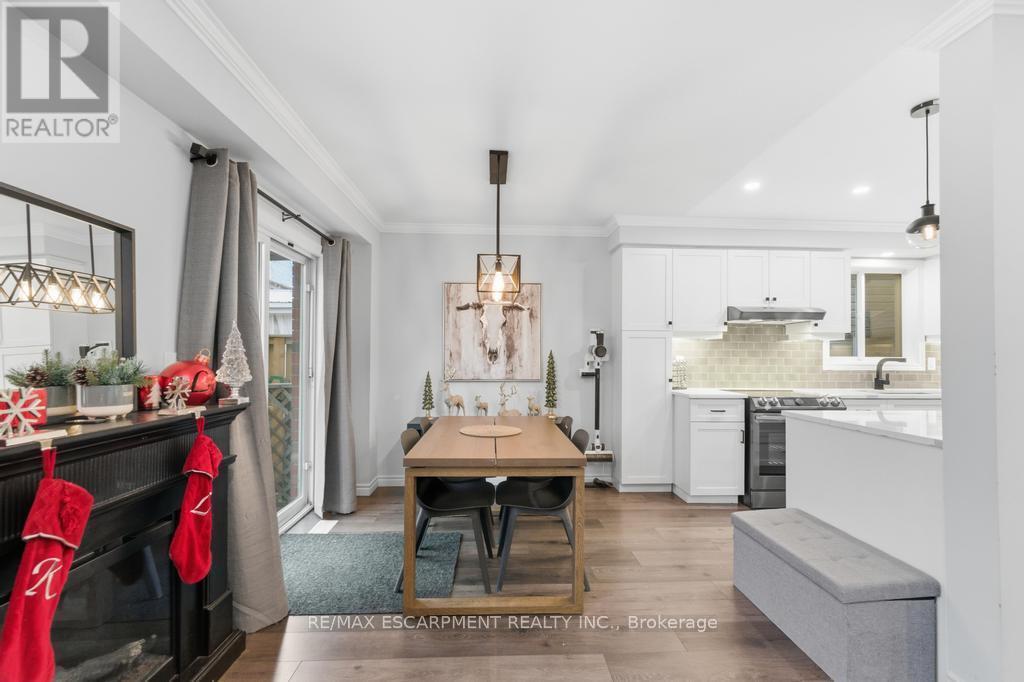 11 Glenhollow Drive, Hamilton, ON - Indoor Photo Showing Kitchen With Upgraded Kitchen